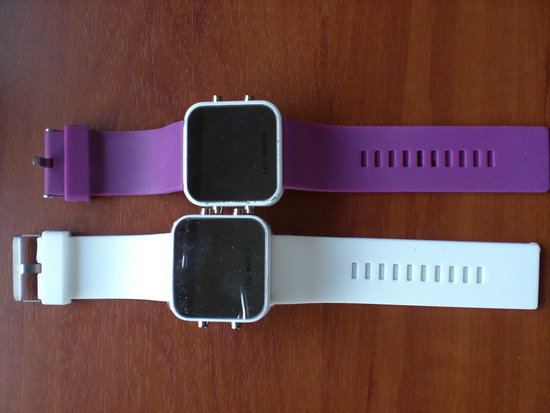 LED baltas ir violetinis laikrodziai