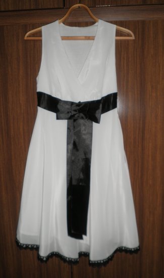Puošni balta suknelė