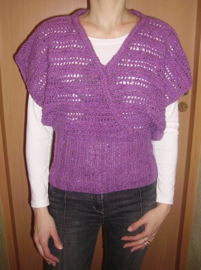 Rankų darbo violetinis megztinis