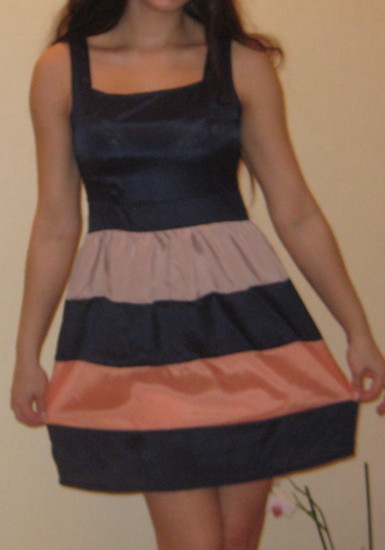 Trijų spalvų lengva suknelė