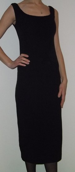 Paprasta juoda suknelė