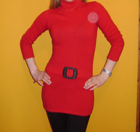 Raudonas ilgas megztinis