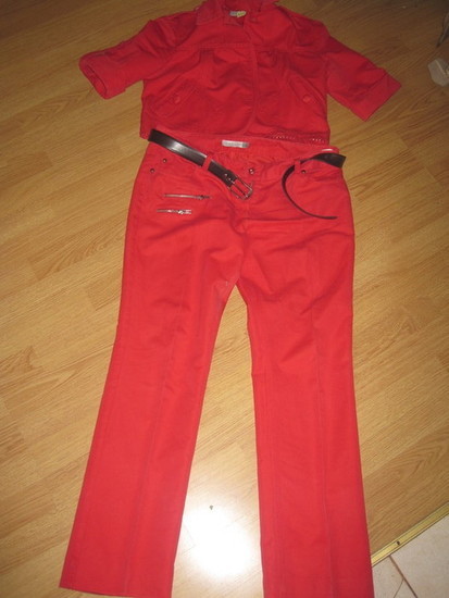 Raudonas kostiumelis