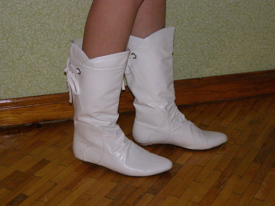 Balti pusilgiai batai