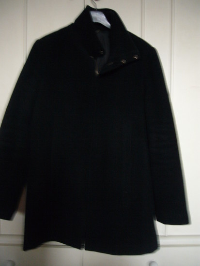 juodas vyriskas paltas