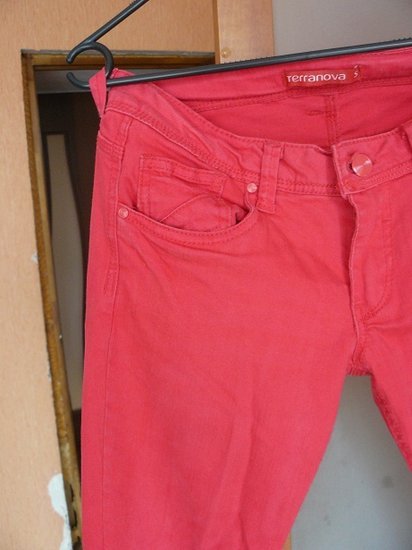raudonos džinsinės kelnės