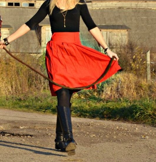 puosnus raudonas sijonas