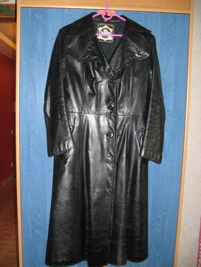 Ilgas juodas odinis paltas