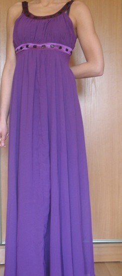 Ilga, puošni violetinė suknelė