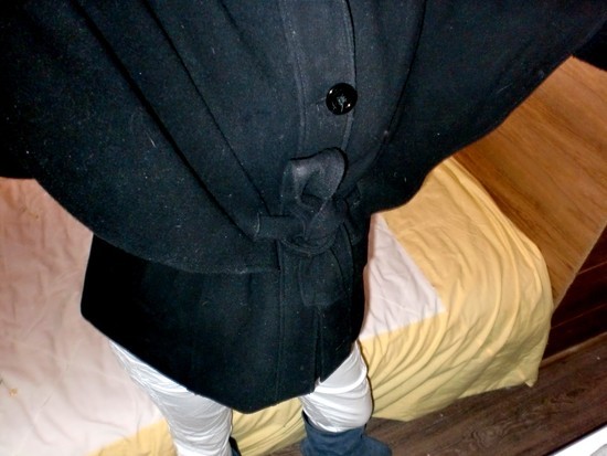 Stilingas paltukas su dirzu, placiomis rankovemis
