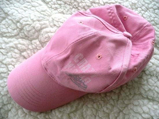 Rožinė kepurė su snapeliu