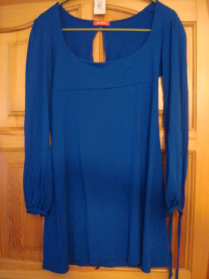 Ryškiai mėlyna suknelė