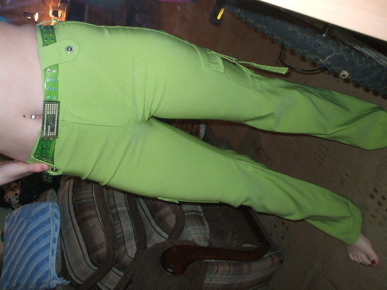 žalios spalvos kelnes