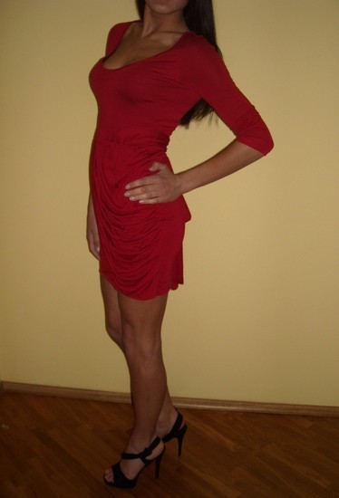 NAUJA raudona suknele