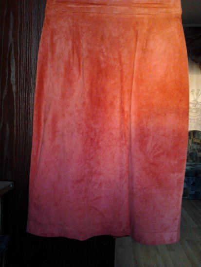 raudonas zomšinis sijonas