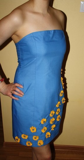 Mėlyna suknelė su geltomis gėlytėmis