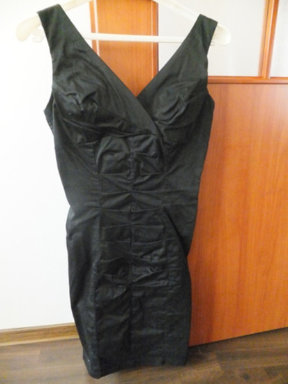Klasikinė juoda suknelė