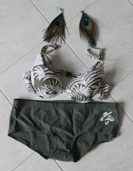 Havajietisko stiliaus maudymosi kostiumelis.