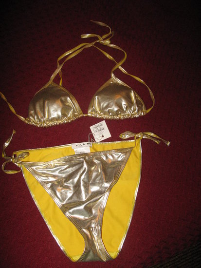 Seksualus auksinis maudymosi kostiumelis