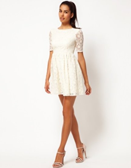 Balta gipiurinė suknelė