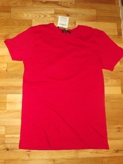 Nauji raudonos spalvos marškinėliai