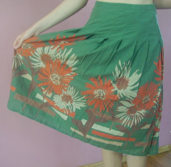 Ilgas žalias gėlėtas sijonas