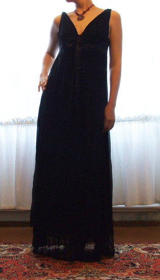 juoda ilga suknelė