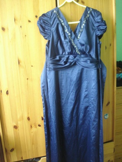 mėlyna proginė suknelė