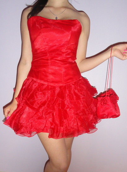 raudona suknelė išleistuvėms