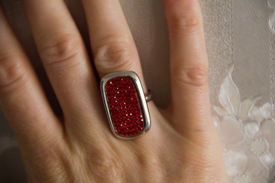 Sidabrinis žiedas su raudonomis Swarovski akutėmis
