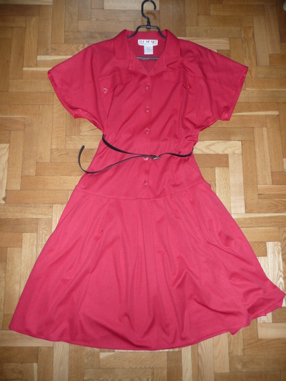 Raudona vintazine suknele