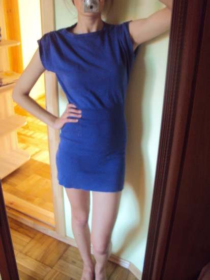 Mėlyna priglundandi suknelė
