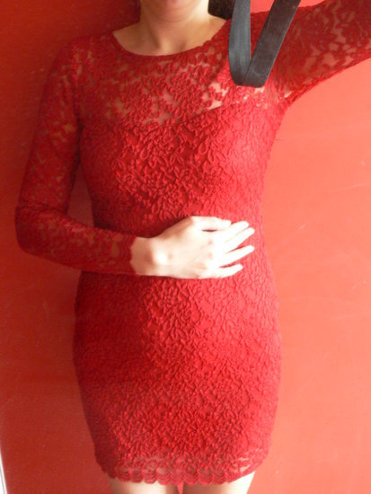Raudona gipiurinė suknelė