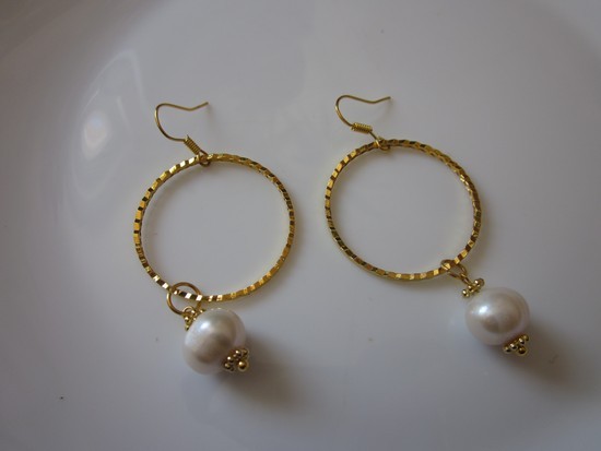 Nuostabūs auskarai su upiniais perlais