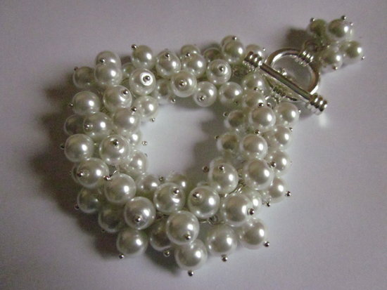 Baltų perlų apyrankė 