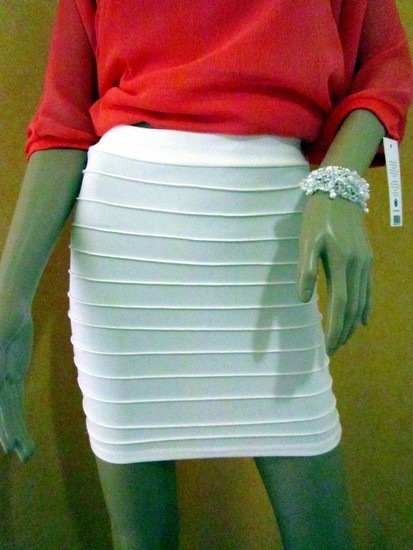 Naujas, baltas, tamprus sijonas