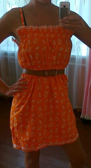orandžinė suknele