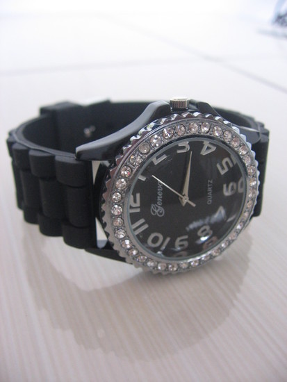 Juodas laikrodis su deimantukais