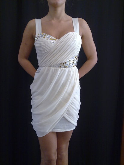Balta nuostabi nauja suknelė