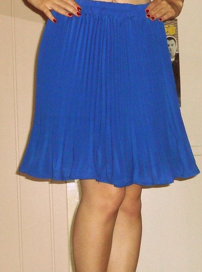 Mėlynas klostuotas sijonas