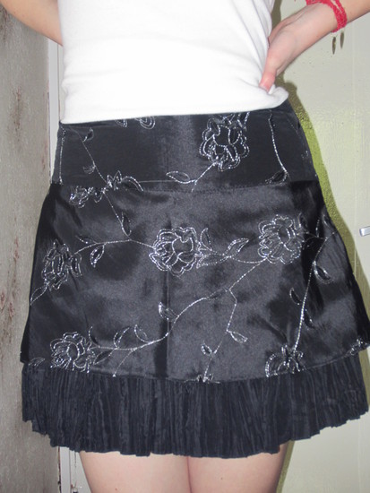 Juodas puošnus sijonas 