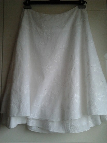 Baltas sijonas siuvinėtas gėlytėmis