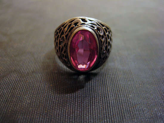 Su vertingu raudonuoju akmeniu antikvarinis žiedas