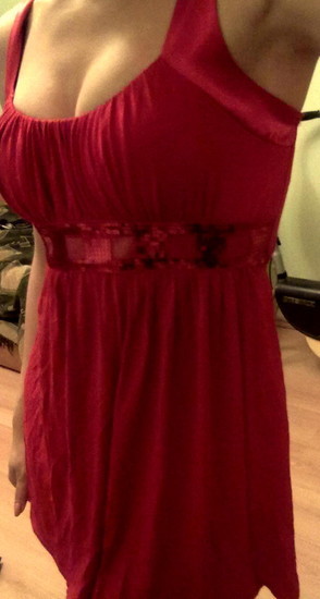 Ryškiai raudona suknelė