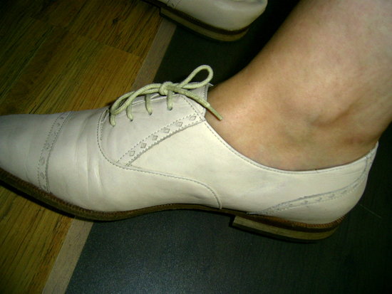 balti odiniai batai