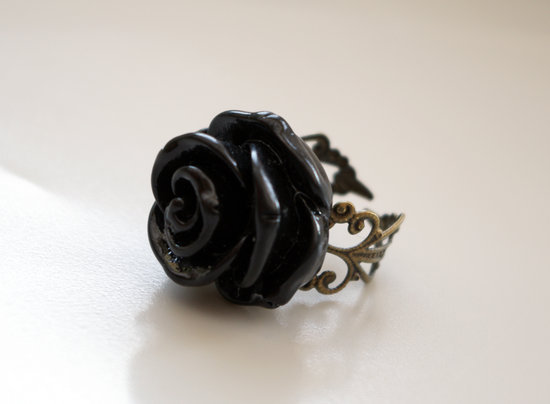žiedas su juoda rože
