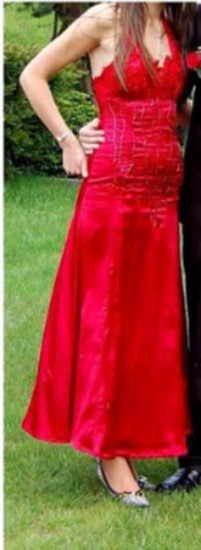 raudona,ilga progine suknele