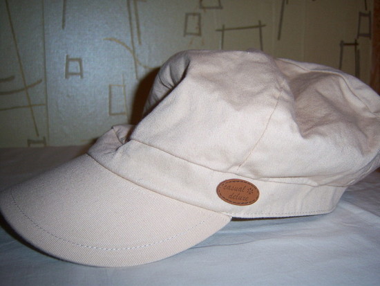 smėlio spalvos kepurėlė