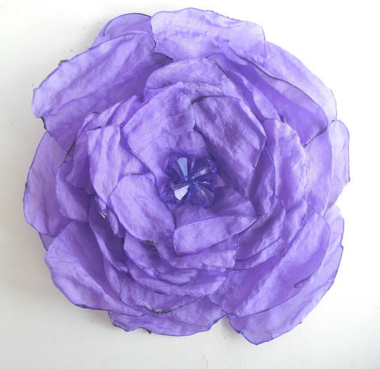 Violetinė gėlytė į plaukus