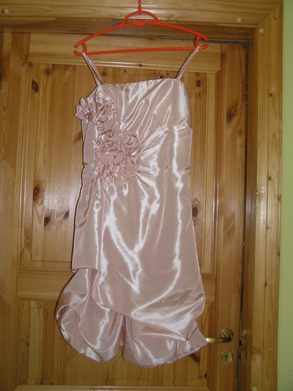 persikines spalvos suknele
